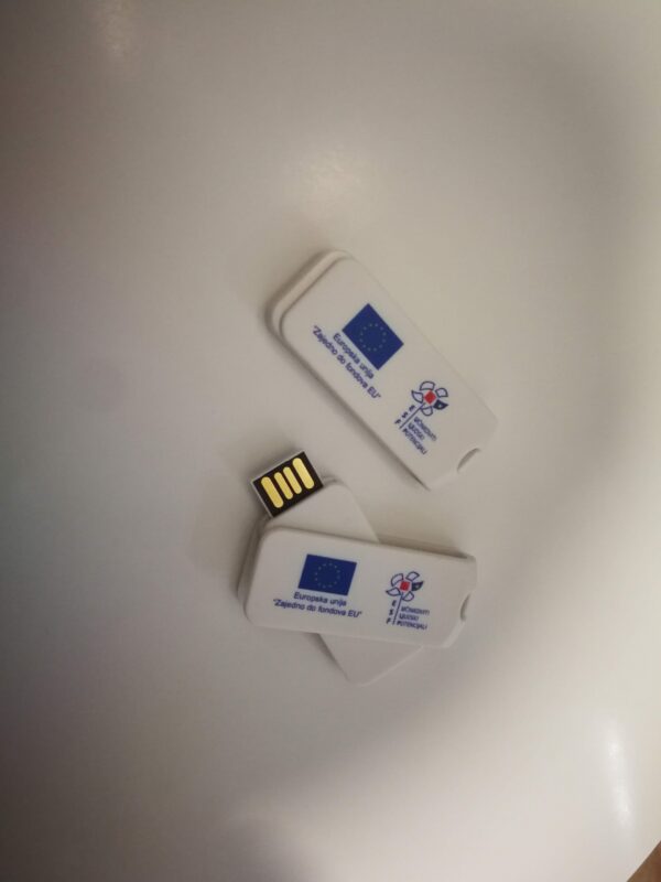 uv printanje na pleksiglas fortes plus krizevci direktan print na plasticne materijale USB memorija